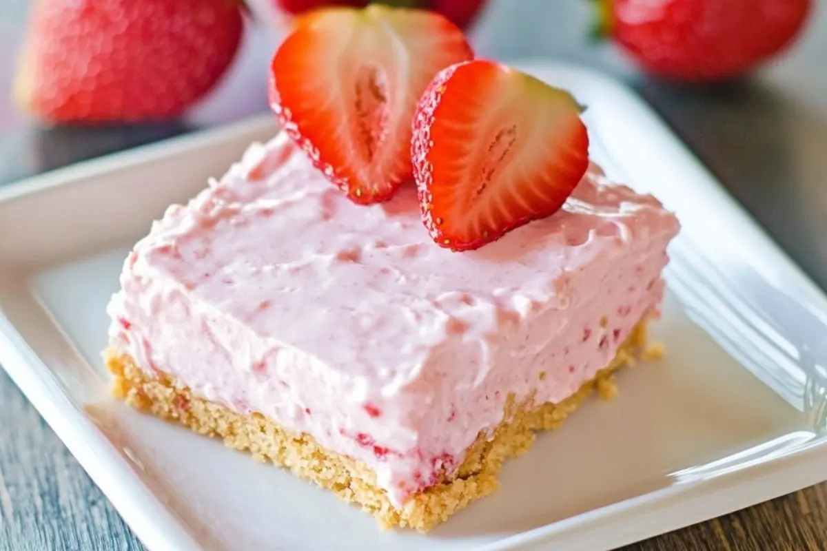 No-Bake Strawberry Cheesecake Bars